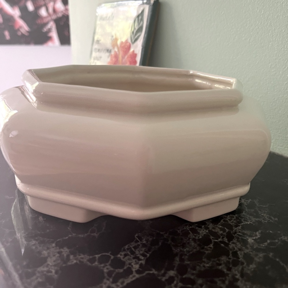 Vintage beige octagonal vase/planter 7.5 H inches x 3.5 W inches